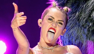 pic_giant_082713_SM_Miley-Cyrus-Doesn't-Have-a-Race-Problem-Stage